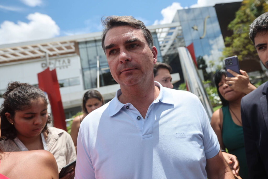 Liderança indígena acusa Flávio Bolsonaro de ser miliciano