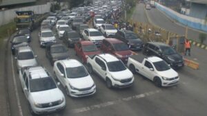 Travessias do litoral de SP sofrem com demora e paralisação