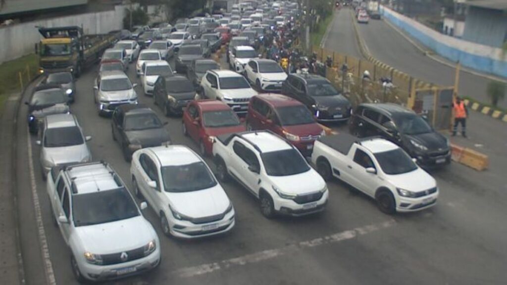 Travessias do litoral de SP sofrem com demora e paralisação