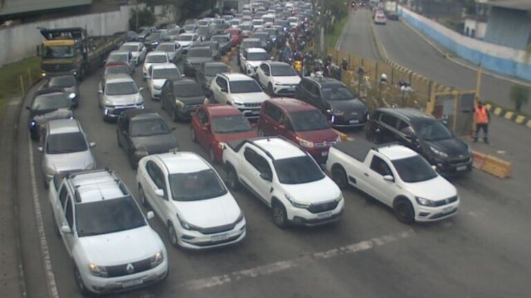 Travessias do litoral de SP sofrem com demora e paralisação