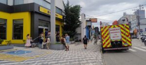 Bombeiros sofrem choque em Caraguatatuba: princípio de incêndio ameaça agência de Banco