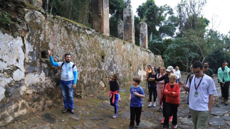 Praia da Figueira ganha vida com trilha de aventura e história em São Sebastião