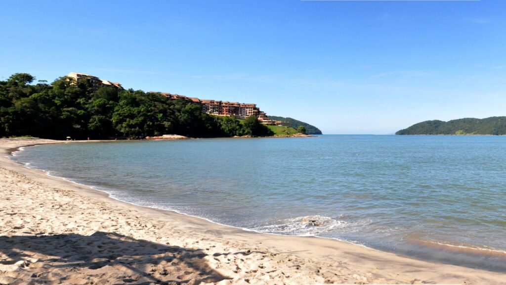 Praia da Mococa: mar calmo e areia terapêutica atraem visitantes em Caraguatatuba