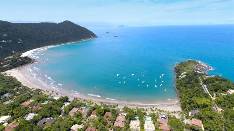 Praia do Iporanga: mar tranquilo e poucas ondas no Guarujá