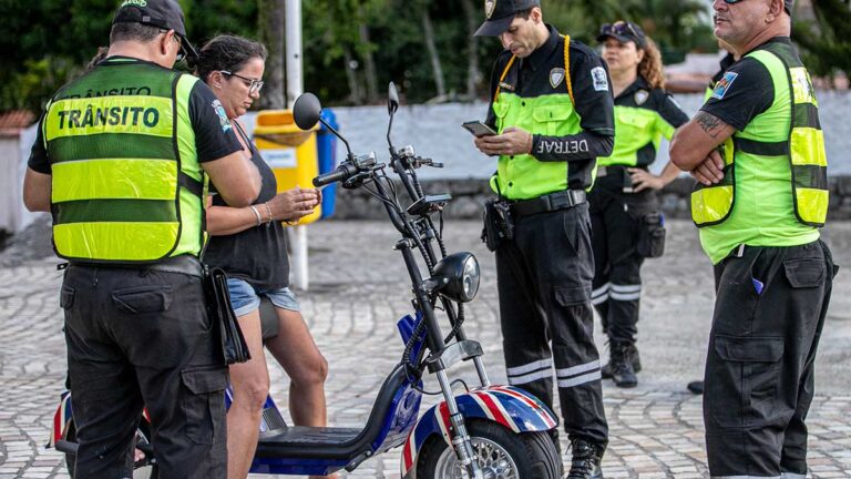 Blitz educativa em São Sebastião alerta para uso irregular de bikes elétricas