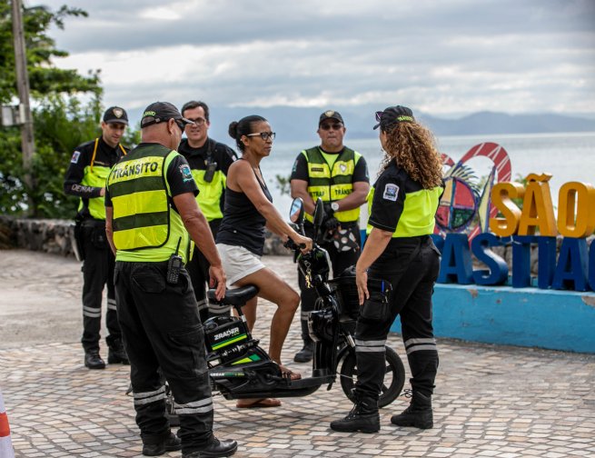 Blitz alerta para perigos de bicicletas elétricas em São Sebastião: 20 multas aplicadas