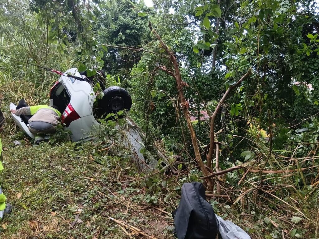 Carro capota e cai em ribanceira na Rodovia Rio-Santos
