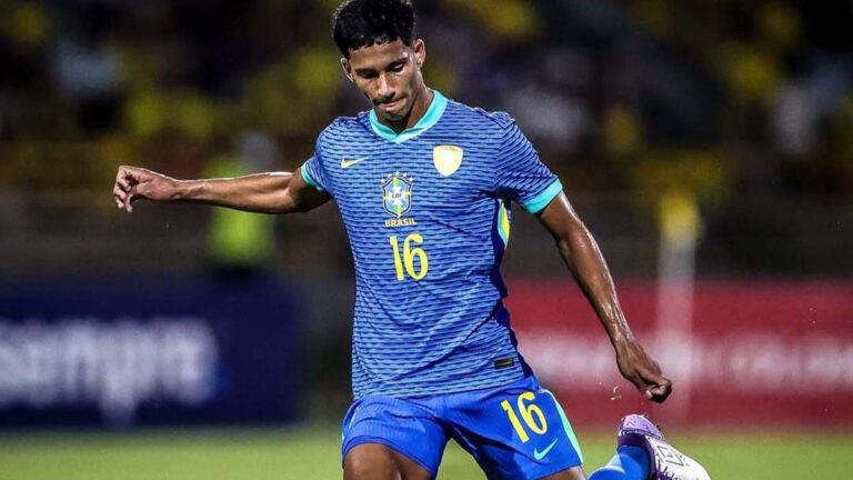 São Sebastião se orgulha do seu jovem astro do futebol!