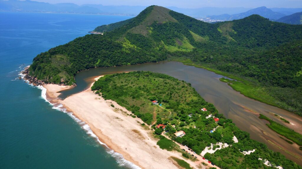 Praias escondidas do Litoral Norte: descubra o Capricórnio e a Lagoa Azul em Caraguatatuba