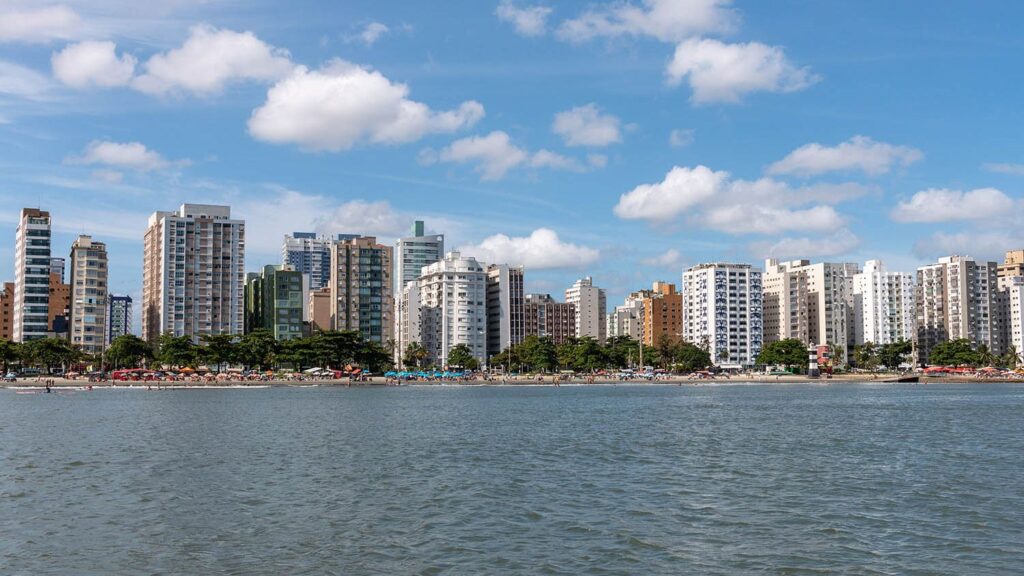 Santos ganha praia de ouro com mais de 1 km de areia e 30 quiosques