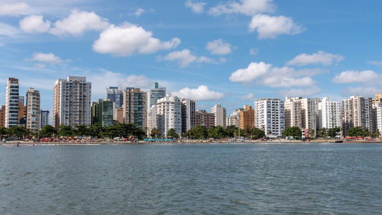 Santos ganha praia de ouro com mais de 1 km de areia e 30 quiosques