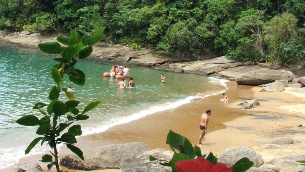 Praia isolada Ilhabela esconde águas cristalinas e histórias de mortes no mar