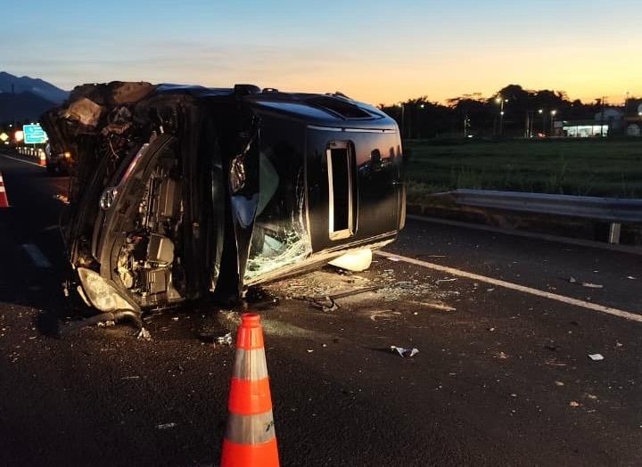 Quatro feridos em acidente de carro em Caraguatatuba