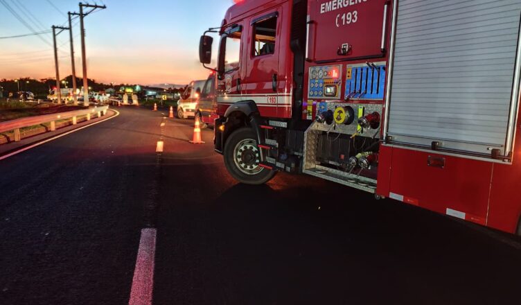 Quatro pessoas ficam feridas em acidente na Tamoios em Caraguatatuba