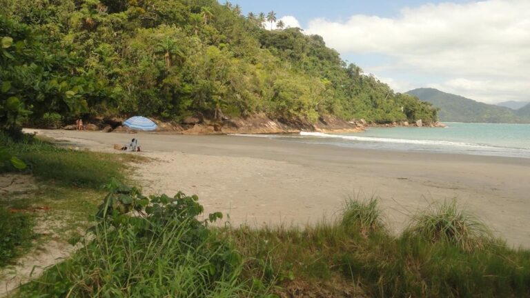 Ubatuba recebe visitantes na praia do Lázaro