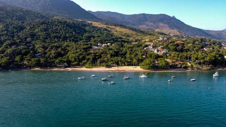 Praia da Armação: refúgio dos velejadores e da história em Ilhabela