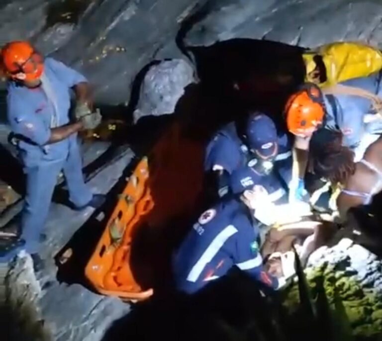 Turista cai de costeira em Ilhabela