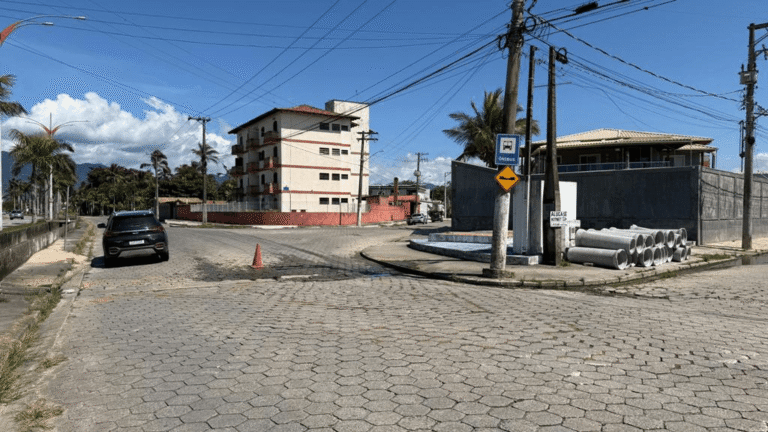 Caraguatatuba: Prefeitura trava trânsito em trecho da Av. Geraldo Nogueira por obra de drenagem