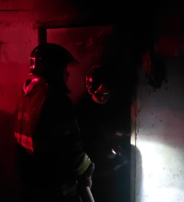 Fogo consome kitnet durante a madrugada no Perequê Mirim e assusta vizinhos