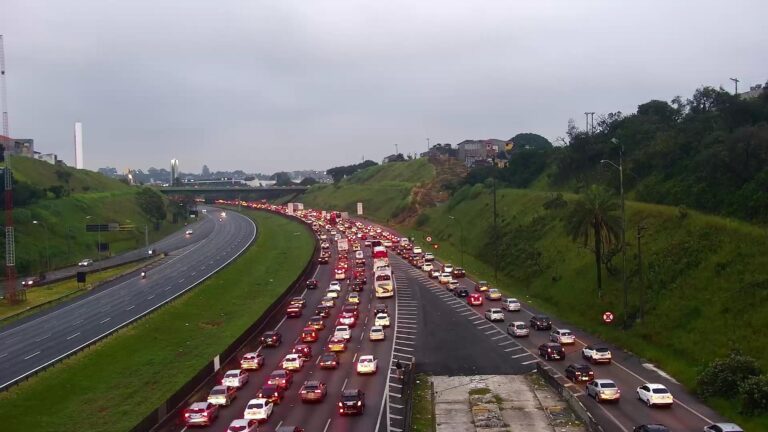 Trânsito parado no litoral de sp