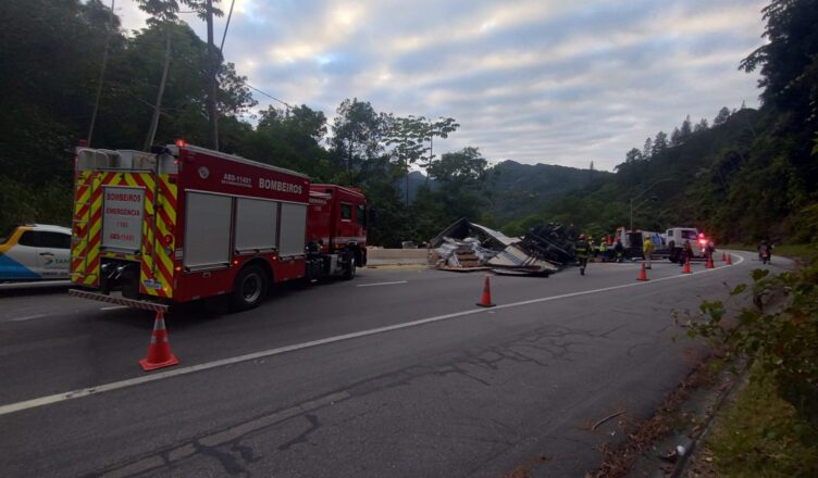 Acidente na serra da tamoios deixa motorista ferido