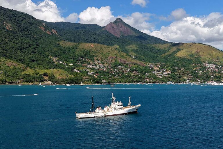 Navio ativista Bandero abre visitação gratuita em Ilhabela até