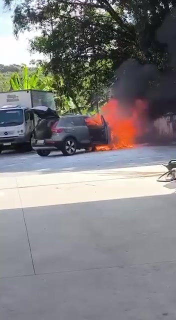 Incêndio destrói veículo em estacionamento de posto na subida
