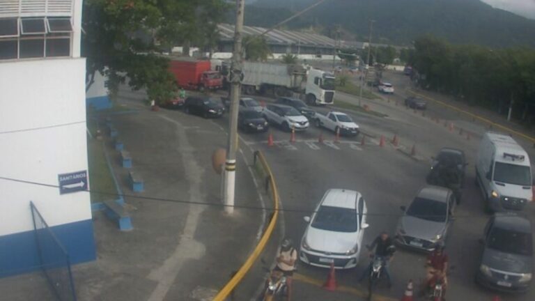 Travessia de balsas São Sebastião-Ilhabela é acompanhada