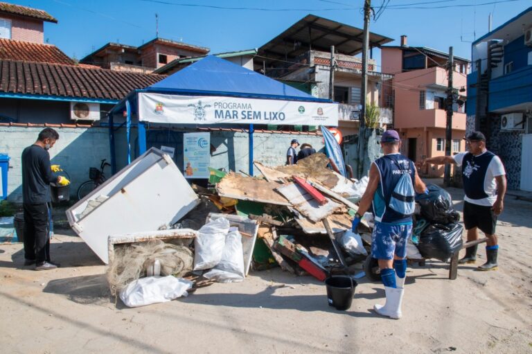 Pescadores de Ubatuba ajudam a retirar 1