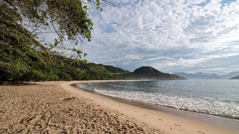 Praia do Félix reúne mar calmo e ondas na orla favorita do litoral norte