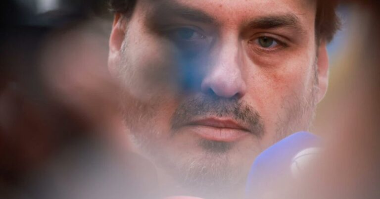 Bolsonaro elabora lista senatorial durante prisão