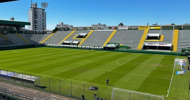 Chapecoense enfrenta América-MG na Arena Condá
