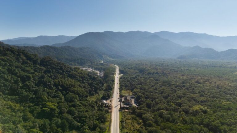 Faixas reversíveis na Mogi‑Bertioga para 1,3 milhão de veículos