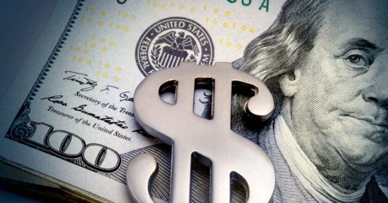 Dólar sobe e Bolsa afunda com petróleo