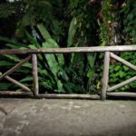 Criança cai em área de esgoto após ponte