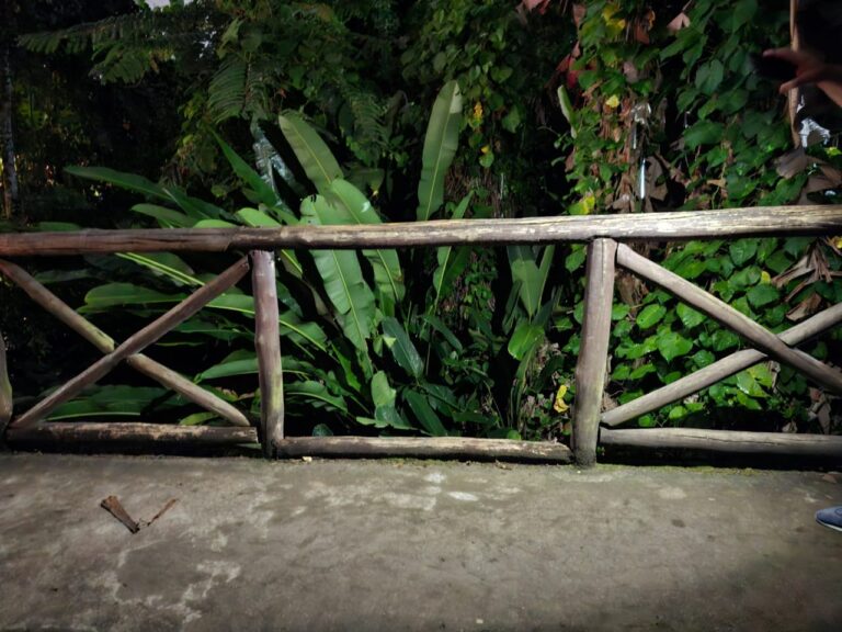 Criança cai em área de esgoto após ponte