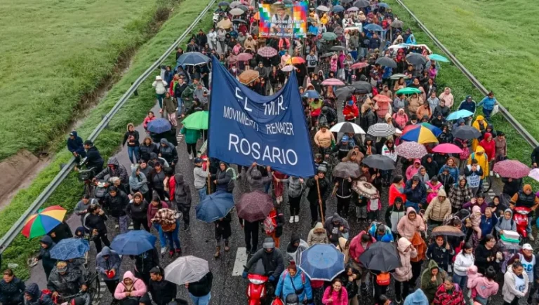 Argentinos protestam contra medidas de austeridade de Milei e eliminação de programa social