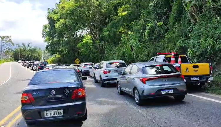 Trânsito caótico no Litoral Norte neste sábado