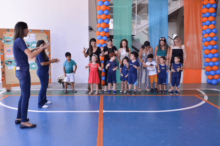 Instituto Paideia celebra Dia das Mães com oficinas de arte e apresentações