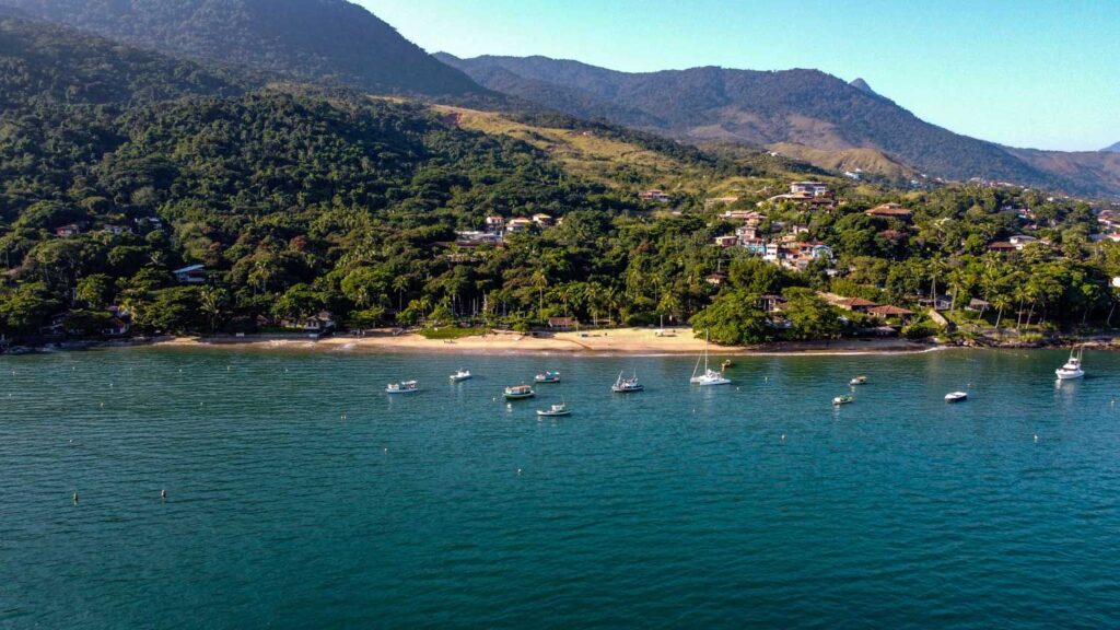 Praia da Armação: refúgio dos velejadores e da história em Ilhabela