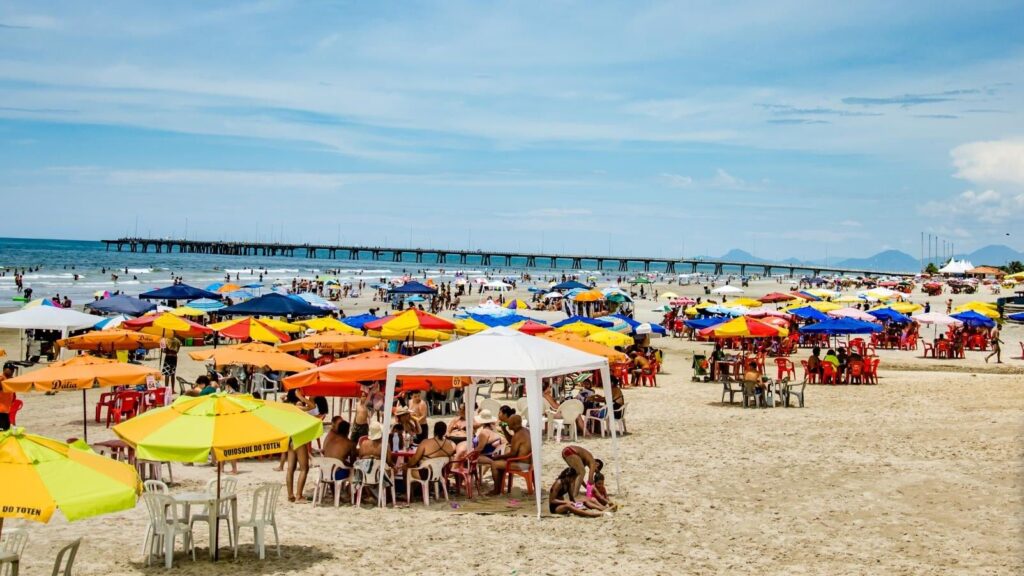 Praia de Mongaguá reúne lazer e tradição no litoral sul paulista