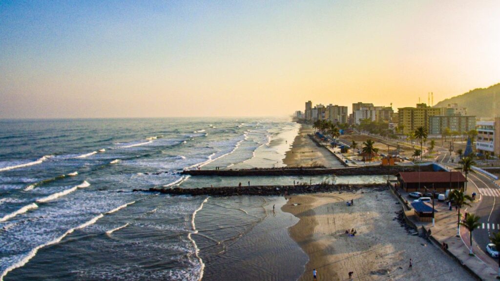 Praia do Centro, em Mongaguá, é destino de famílias no litoral sul