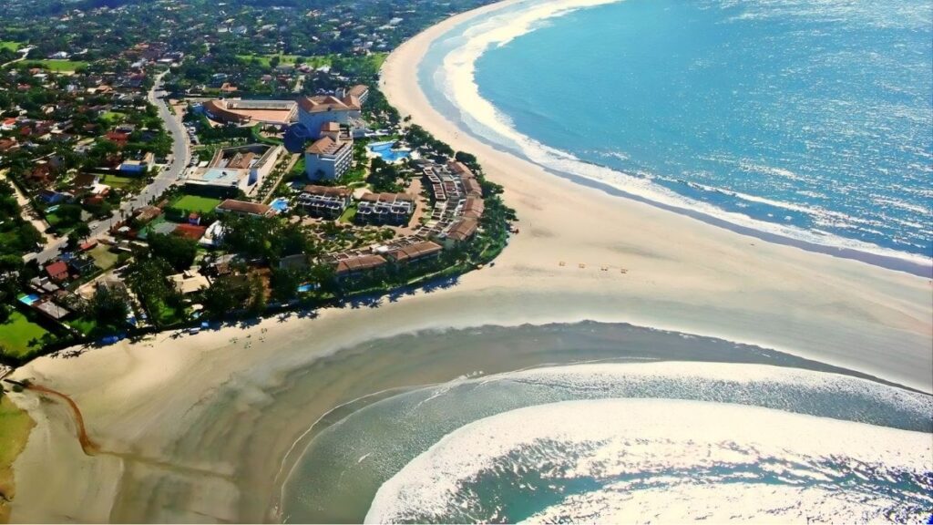 Praia do Mar Casado se une à Praia do Naufragado em Guarujá