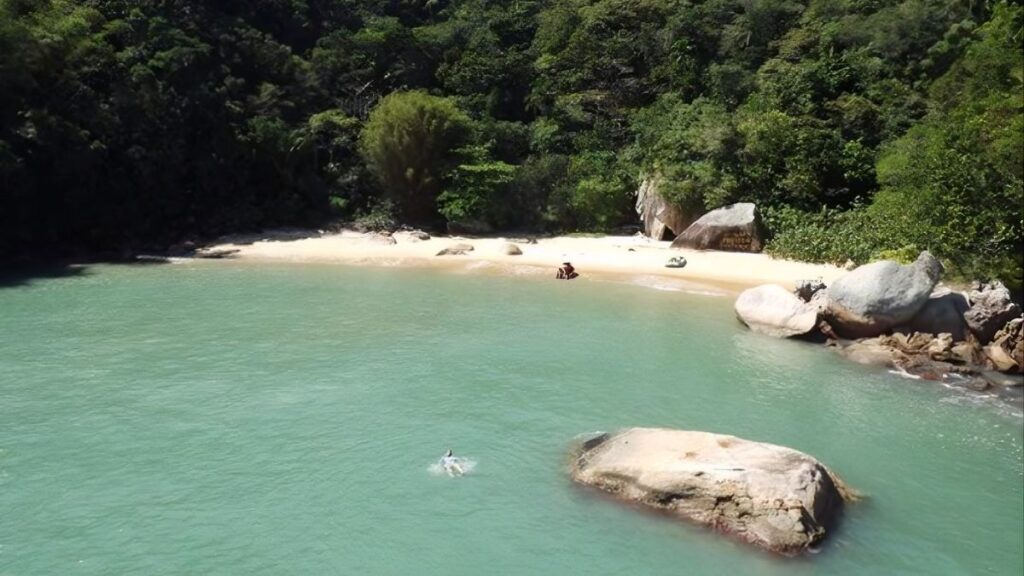 Ilha Guarujá esconde praia proibida ao público