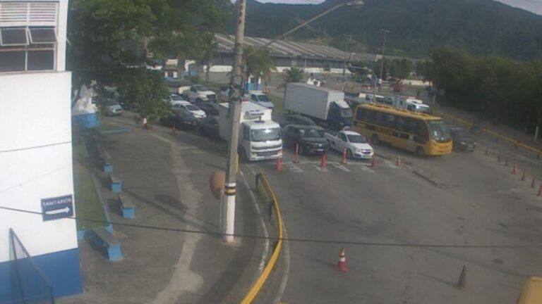 Balsa São Sebastião-Ilhabela registra fila no embarque