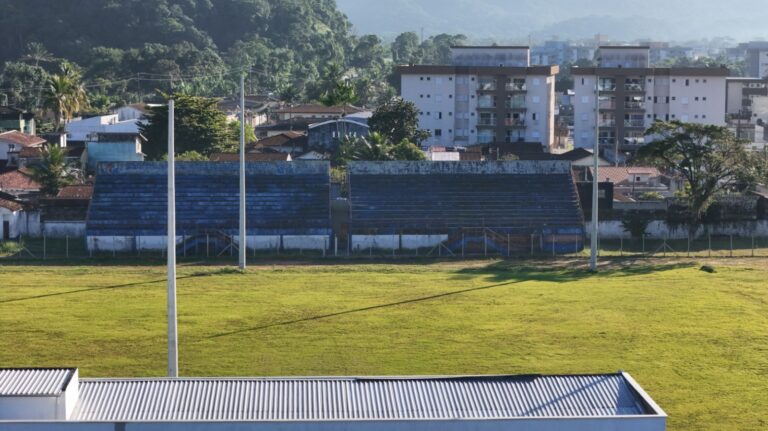 Ubatuba licita demolição de arquibancada do Estádio Municipal