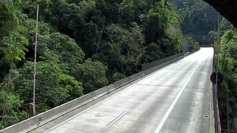 Trânsito flui na Rodovia dos Tamoios