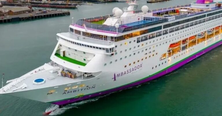 Navio de cruzeiro está atracado em Bordéus, França