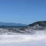 Mar agitado provoca fortes ondas em Ubatuba