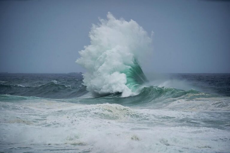 Ressaca causa transtornos no Litoral Norte com ondas